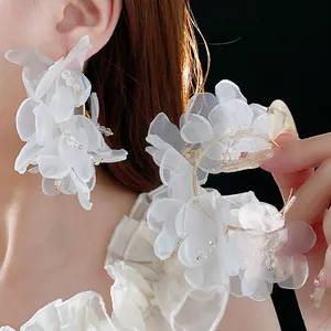 Boucles d'oreilles fleurs en tulle blanc avec perles cristal et anneaux dorés