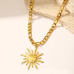 Gros plan du pendentif tournesol doré sur pierre avec une chaîne en métal raffinée