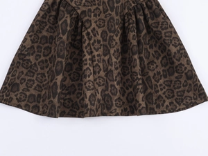Vue détaillée du tissu en daim à imprimé léopard avec texture douce et plis élégants