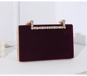 Detailansicht der luxuriösen dunkelvioletten Samt-Abendtasche mit glitzerndem Strassgriff