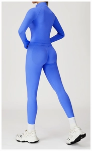 Vue arrière de l'ensemble de yoga bleu sans couture avec legging et haut à manches longues