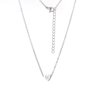 Vue détaillée du pendentif cœur avec lettre W gravée et sa chaîne réglable en acier