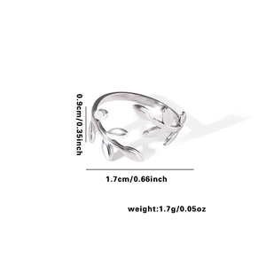 Detailed view of leaf snake ring with dimensions 0.9cm height and 1.7cm width