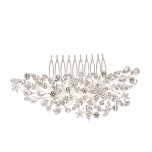 Dettaglio del pettine per capelli da sposa argento con farfalla e foglie di strass