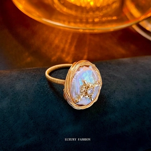 Elegante anello aperto con perla barocca placcato oro e zirconia su velluto blu