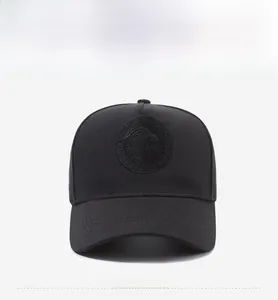 Dettaglio del cappellino da baseball nero con ricamo circolare a forma di aquila