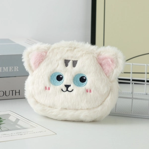 Ricamo dettagliato di un simpatico muso di animale su un portamonete in peluche bianco