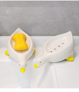 Gros plan détaillé d'un porte-savon en céramique en forme de canard avec trous de drainage.