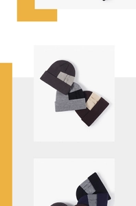 Vue détaillée des bonnets en tricot multicolore avec motifs texturés en torsades