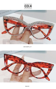 Dettagli degli occhiali da sole cat-eye tartarugati rossi con brillanti strass incastonati