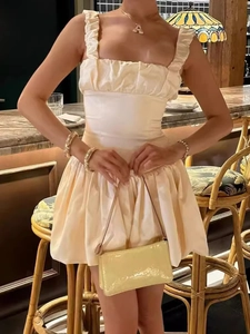 Robe de cocktail élégante en satin ivoire avec bretelles froncées et jupe bulle