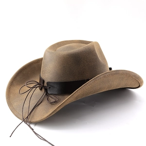 Vue détaillée d'un chapeau de cowboy à bord large avec ruban en cuir et texture tressée