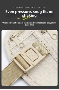 Détail de la sangle élastique large et de la boucle d'un sac banane de sport beige