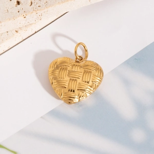 Vue détaillée d'un pendentif cœur doré avec texture tressée et anneau de liaison solide