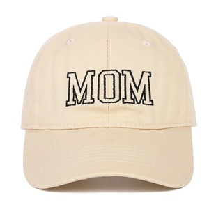 Vue détaillée de la casquette beige en coton avec broderie MOM et visière surpiquée