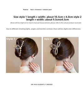Dettaglio di pinze per capelli in acrilico con strass e perle per acconciature eleganti