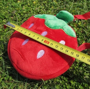 Detailed measurement showing 17cm width of the plush red strawberry crossbody bag for kids