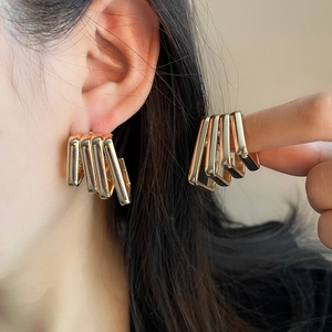 Retro hollow heart earrings with flower and pearl details in gold and silver finish