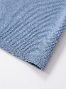 Macro della texture in maglia a coste verticali blu e dei dettagli della cucitura