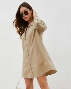 Détail d'une robe chemise en coton kaki à manches longues avec boutonnage simple et col