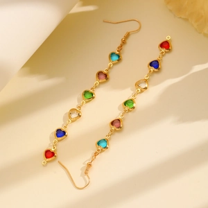 Detailaufnahme der Regenbogen-Herz-Ohrringe mit Goldhaken und bunten Kristallen