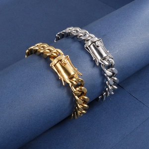 Detailansicht der goldenen und silbernen Panzerarmbänder mit stabilem Kastenverschluss