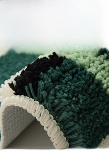 Vue détaillée du tapis de bain épais à motif de grille géométrique touffeté