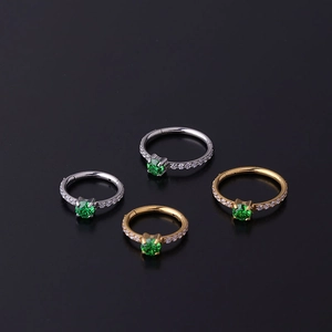 Detailansicht von Silber und Gold Edelstahlreifen mit grünen Zirkonia und klaren CZ-Steinen