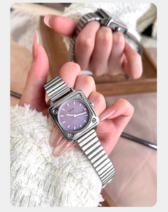 Dettaglio dell'orologio quadrato argento con quadrante viola e cinturino in acciaio
