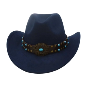 Dettaglio cappello da cowboy blu con fascia in pelle, perle turchesi e fibbia in bronzo