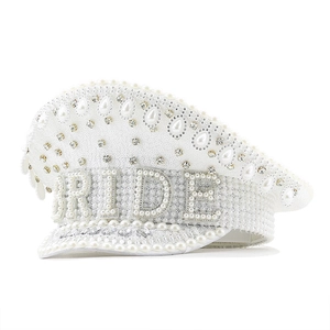 Détail de casquette capitaine blanche ornée de strass et perles avec lettrage BRIDE