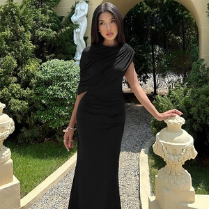 Détail d'une robe longue noire à épaule dénudée avec texture froncée et coupe ajustée