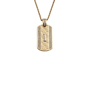 Gros plan d'un pendentif doré avec lettre I, texture tressée et cristaux latéraux
