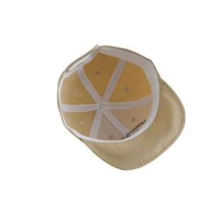 Innenansicht der Khaki Baby-Baseballkappe mit Sechs-Panel-Nähten und Schweißband-Details