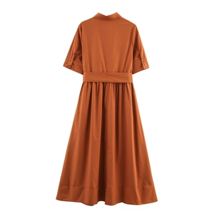 Robe chemise caramel à manches courtes avec col à revers et ceinture nouée vue de dos