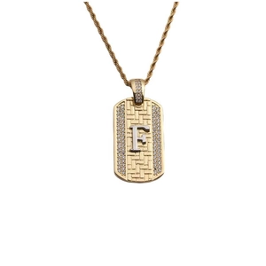 Détail du pendentif lettre F en or avec zircons et collier de style plaque militaire