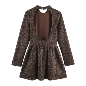 Robe courte léopard sexy à dos nu avec manches longues et ourlet plissé sur fond blanc