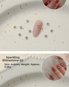 Détails de cristaux nail art 4x4mm étincelants montrant la taille et l'effet porté