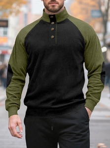 Détail du tricot côtelé vert armée et col montant à boutons sur pull pour homme