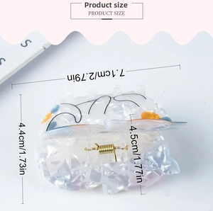 Detailed view of dog-shaped resin hair claw with marble pattern and size dimensions