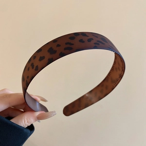 Detail view of leopard print headband showing non-slip inner teeth and matte texture