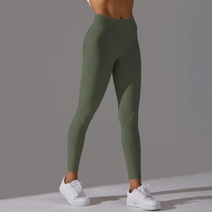 Détail du legging de yoga vert olive à taille haute montrant le tissu doux et sans couture