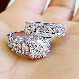 Luxuriöses Verlobungsring-Set mit Zirkonia-Hauptstein und silberner Diamant-Schiene