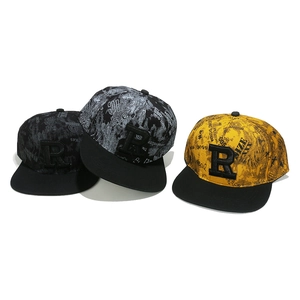 Détail de la lettre R brodée en 3D sur casquettes snapback à bord plat avec graffitis