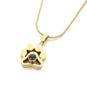 Collier en acier doré avec pendentif patte, pierre de projection noire et chaîne serpent