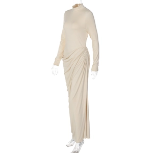 Détail de la robe beige à col montant avec fronces drapées et manches ajustées