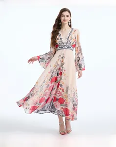 Dettaglio dello scollo a V con bordo blu vintage e tessuto in chiffon floreale sull'abito