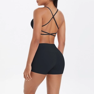 Détail des bretelles croisées au dos et du short taille haute de cet ensemble de yoga noir