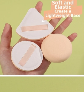 Nahaufnahme des Marshmallow-Kosmetik-Puff-Sets mit runden und Keilformen auf Hand