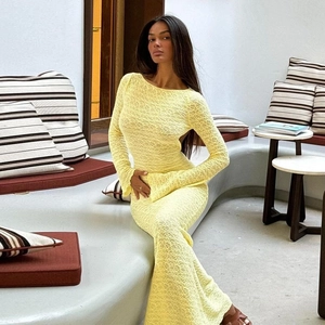 Détail de la dentelle jaune clair et du dos nu sur une robe à manches longues